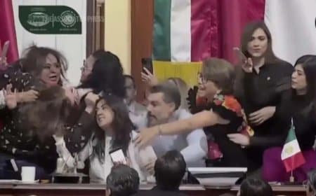 मेक्सिको संसद में शर्मनाक घटना: महिला सांसदों के बीच हुई मारपीट