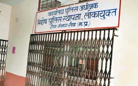 रिटायरमेंट से पहले पटवारी लोकायुक्त के जाल में—नामांतरण के बदले 5 हजार रुपये रिश्वत लेते रंगे हाथ ट्रैप