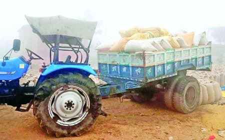 रीवा में समर्थन मूल्य पर धान खरीदी बेपटरी, तीन दिन से रतजगा कर रहे किसान, बिगड़े तौल कांटे, बारदाने की कमी और अमानक खरीदी से बढ़ा आक्रोश