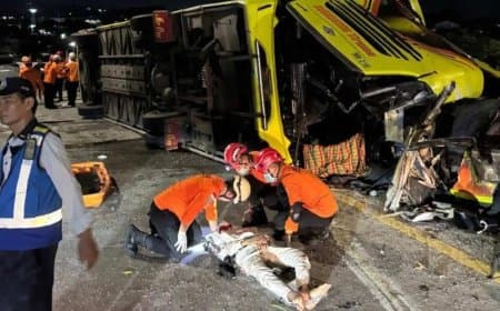 इंडोनेशिया... बस पलटी, 16 लोगों की मौत ... 13 की हालत गंभीर