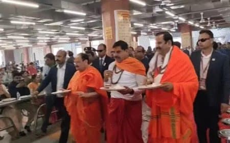 महाकाल के द्वार ‘खास’ भी ‘आम’ नड्डा-मोहन ने उठाई अपनी जूठी थाली