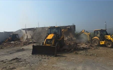 कटनी... भाजपा नेता के हत्यारे अकरम के मकान पर चला बुल्डोजर 