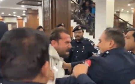 पाकिस्तान... अब खैबर-पख्तूनख्वा के सीएम का विधानसभा में पीटा