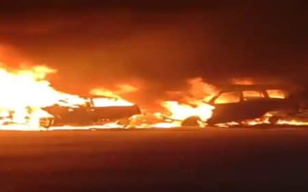 नोएडा ... यमुना एक्सप्रेसवे... टक्कर के बाद धू-धूकर जलती दो कार