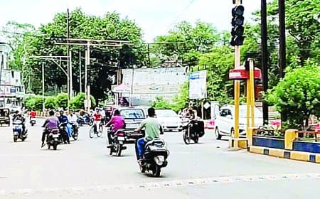 रीवा में ट्रैफिक सिग्नल बना मज़ाक, 80 फीसदी वाहन चालक नियम तोड़ने को बेपरवाह: ऑनलाइन चालानी व्यवस्था ठप, हादसों का खतरा बरकरार