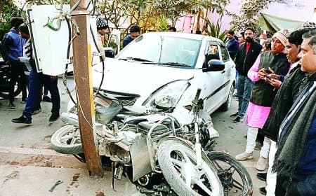 रीवा के बीच बाजार में बेलगाम दौड़ी कार, एक कार और तीन बाइकों को रौंदा: CCTV में कैद हादसा, बाइक सवार गंभीर घायल