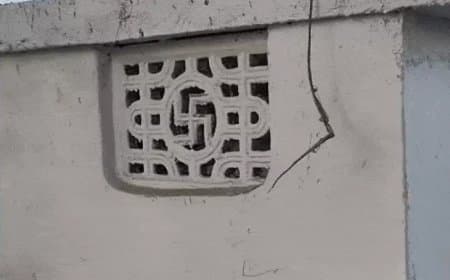 चर्च परिसर में शौचालय की खिड़की पर स्वास्तिक