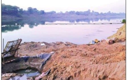 बेतवा नदी के देवली घाट पर रेत के अवैध उत्खनन पर कार्रवाई