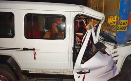 मैहर... कंटेनर में जा घुसी ट्रैक्स क्रूजर... चार लोगों की मौत