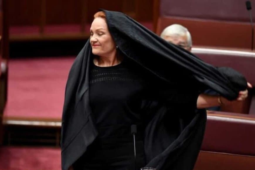 बुर्का विरोध, महंगाई और अप्रवासन: ऑस्ट्रेलिया में पॉलिन हैनसन की वन नेशन पार्टी की लोकप्रियता क्यों बढ़ी?