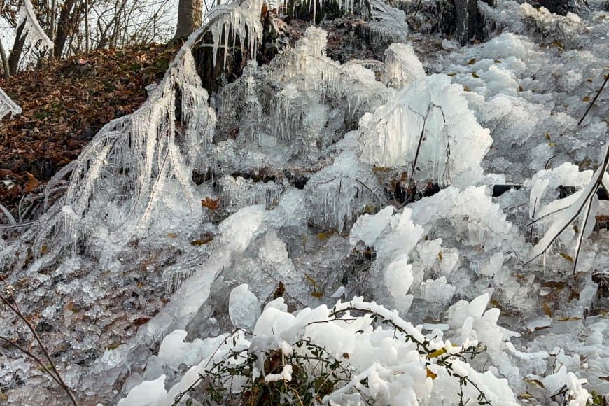 पहाड़ों पर बर्फबारी... मध्यप्रदेश में बढ़ी गलन