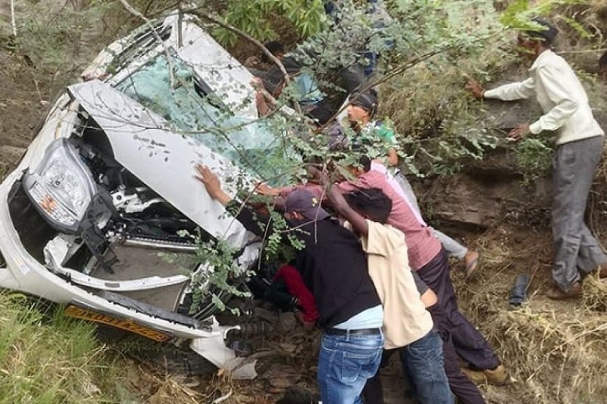 उत्तराखंड...बरातियों से भरी कार खाई में गिरी... पांच लोगों की मौत