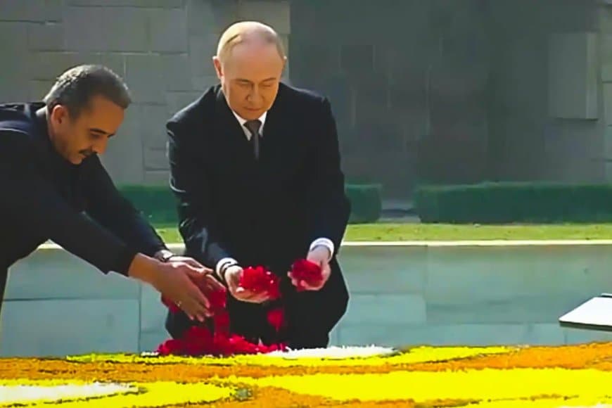 पुतिन ने राजघाट पर बापू को दी श्रद्धांजलि...गेस्ट बुक पर किए दस्तखत