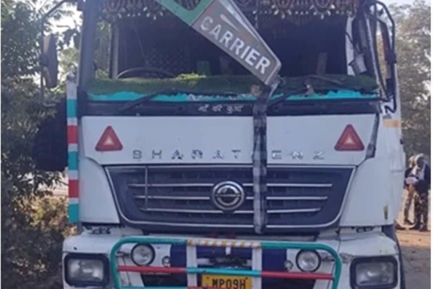 मंडला... पिकअप को मारी टक्कर... पलटा ट्रक... तीन की मौत  