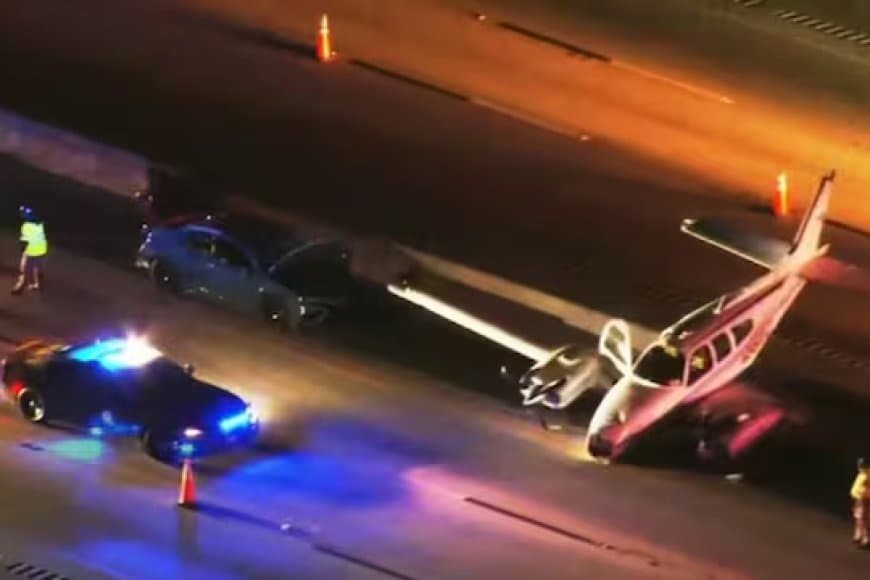 अमेरिका... हाइवे पर क्रैश लैंडिंग के दौरान कार से टकराया विमान