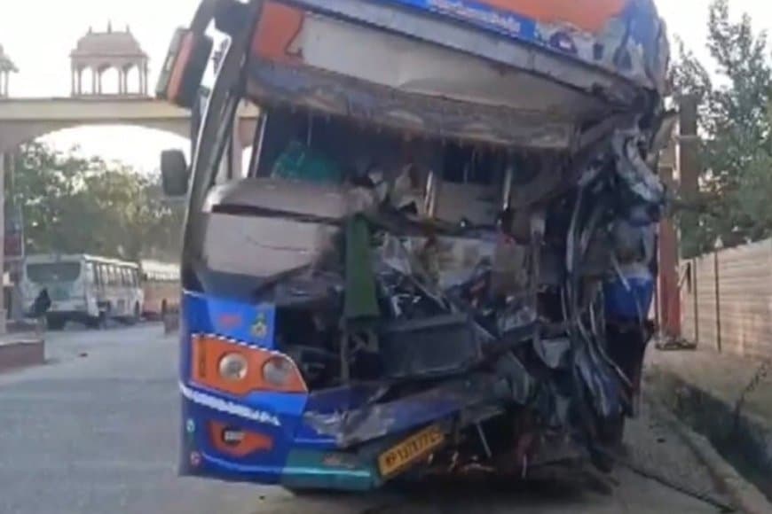 राजस्थान... सीकर में ट्रक से भिड़ी बस, तीन श्रद्धालुओं की मौत