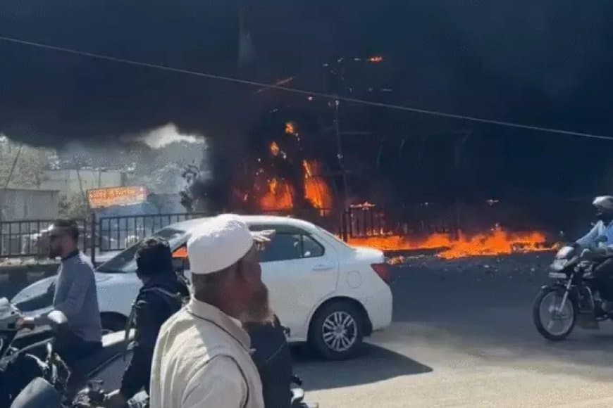 भोपाल लालघाटी फ्लाईओवर के नीचे भीषण आग: तीन दमकलों ने पाया काबू