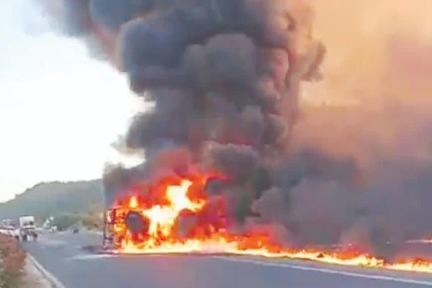 महाराष्ट्र में हादसा... बीड़ में हाईवे पर डीजल टैंकर में विस्फोट, लगी आग