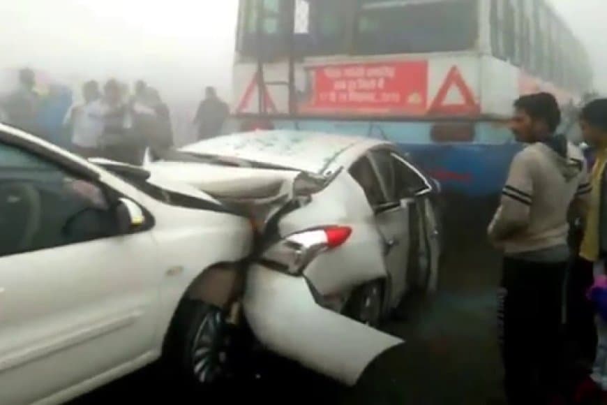एनसीआर... कोहरे के चलते टकराईं एक के बाद एक 12 गाड़ियां