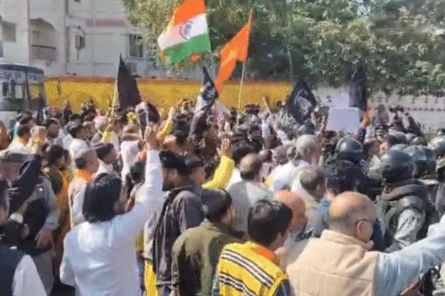 IAS संतोष वर्मा के खिलाफ भोपाल में ब्राह्मण समाज का प्रदर्शन: पुलिस ने चलाई वॉटर कैनन