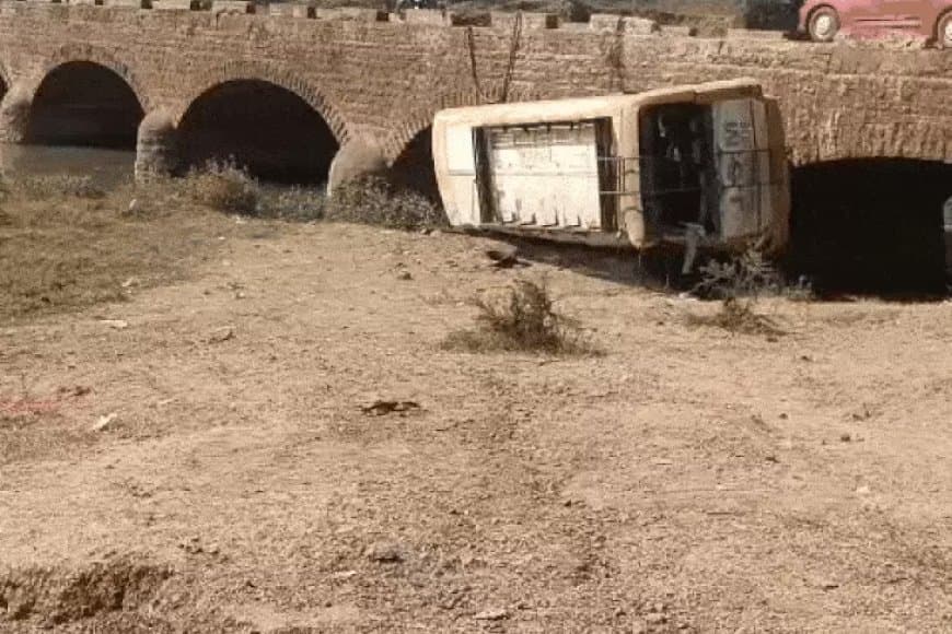 विदिशा बस हादसा: सांची जा रही स्कूल बस पुल से गिरी, 28 बच्चे घायल, नदी में पानी न होने से टला बड़ा खतरा