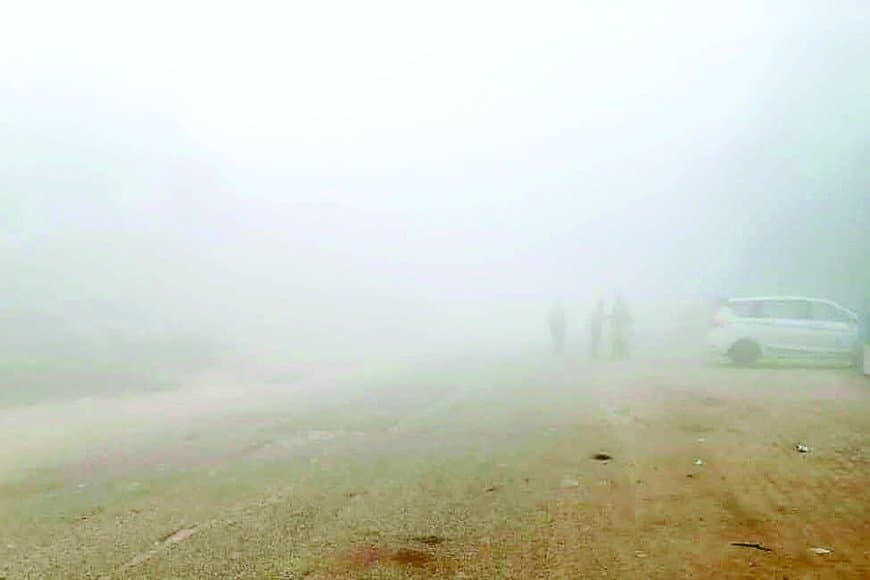 घने कोहरे और बढ़ती गलन ने बदला सतना का मौसम, तापमान में तेज गिरावट से जनजीवन प्रभावित, ट्रेनों की रफ्तार थमी और किसानों को मिली उम्मीद