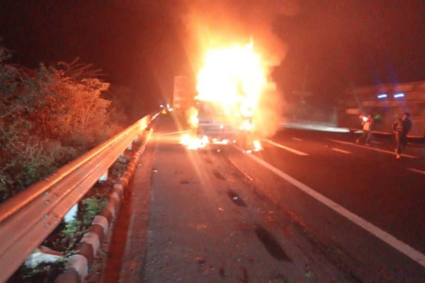 राजस्थान...एक्सप्रेसवे पर तीन जिंदा जले...मृतकों में मध्यप्रदेश के दो लोग 