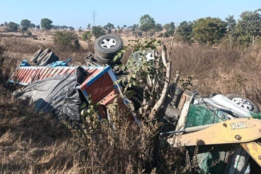 इंदौर-भोपाल हाईवे पर सीमेंट से भरा ट्राला पलटा...चालक की मौके पर मौत