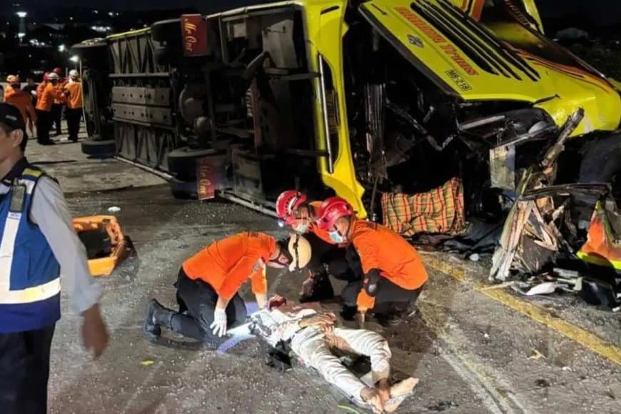 इंडोनेशिया... बस पलटी, 16 लोगों की मौत ... 13 की हालत गंभीर