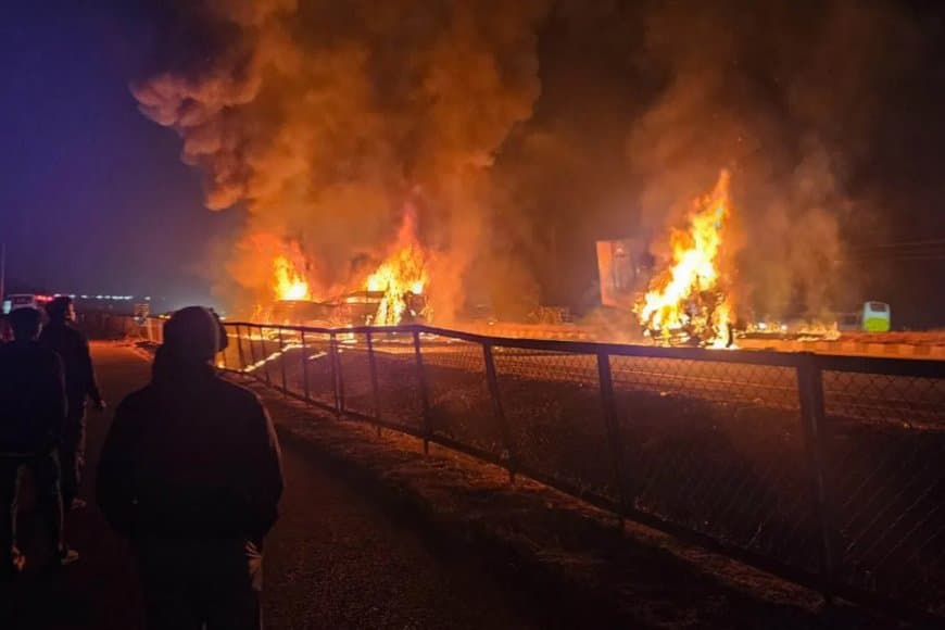 कर्नाटक में भीषण हादसा... ट्रक ने बस को मारी टक्कर... दस जिंदगी खाक