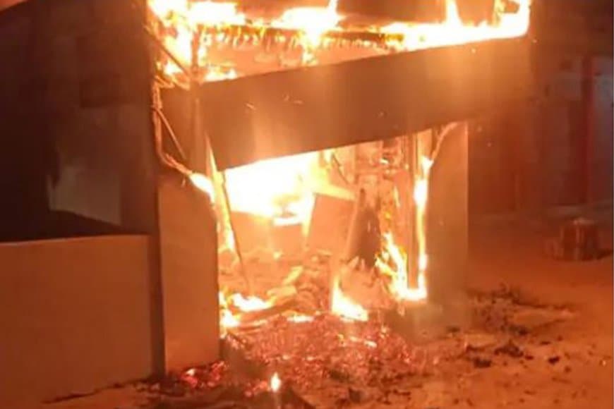 तेलंगाना... एटीएम तोड़ने में नाकाम बदमाशों ने लगा दी आग... 37 लाख खाक