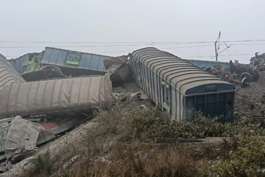 बिहार... जमुई में मालगाड़ी बेपटरी... सीमेंट से लदे डिब्बे नदी में गिरे