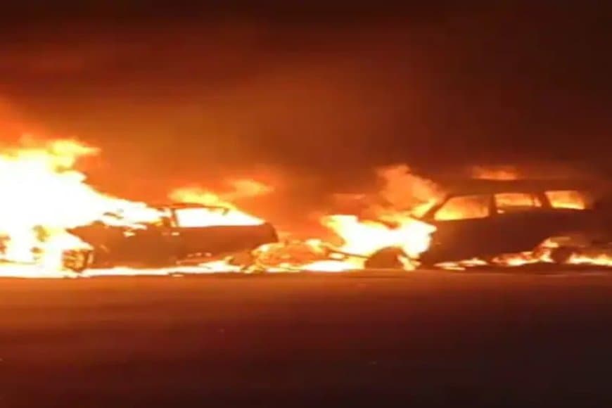 नोएडा ... यमुना एक्सप्रेसवे... टक्कर के बाद धू-धूकर जलती दो कार