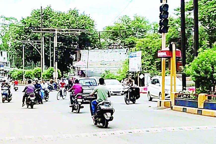 रीवा में ट्रैफिक सिग्नल बना मज़ाक, 80 फीसदी वाहन चालक नियम तोड़ने को बेपरवाह: ऑनलाइन चालानी व्यवस्था ठप, हादसों का खतरा बरकरार