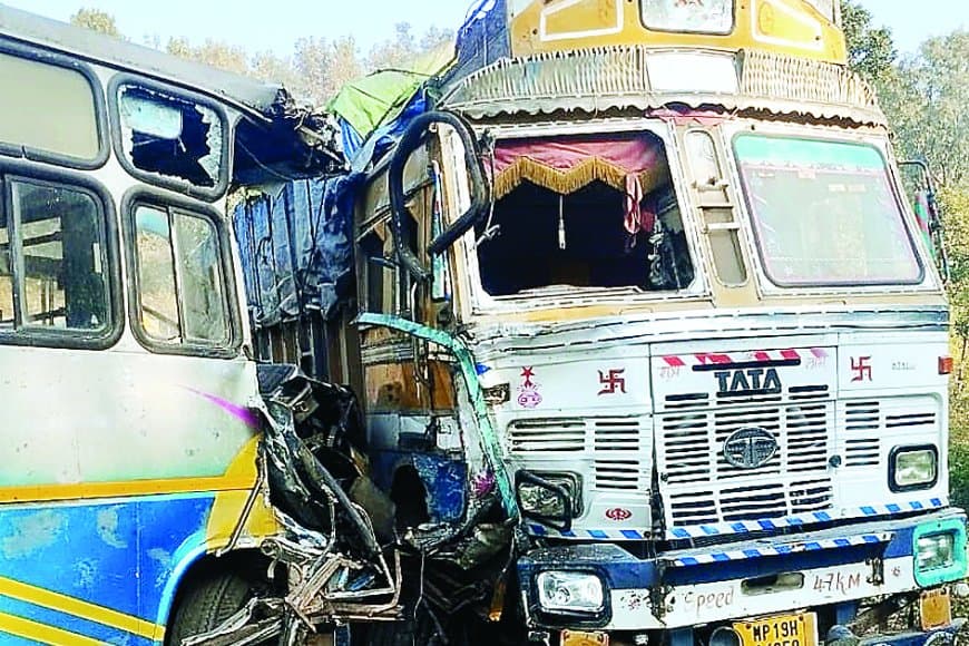 चितरंगी के बसनिया गांव के पास ट्रक-बस की जोरदार भिड़ंत, चालक समेत आधा दर्जन यात्री घायल, तेज रफ्तार बनी हादसे की वजह