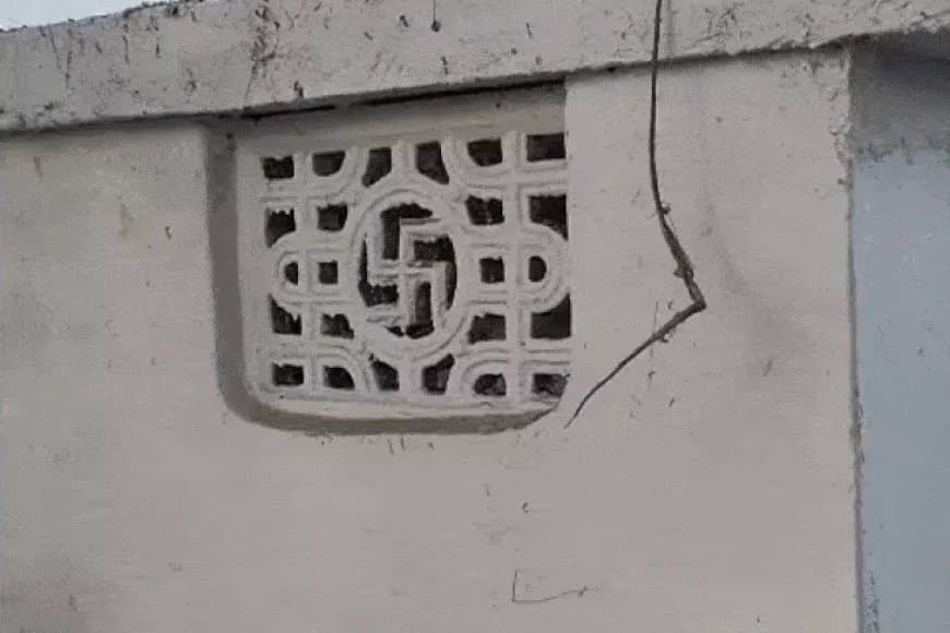 चर्च परिसर में शौचालय की खिड़की पर स्वास्तिक