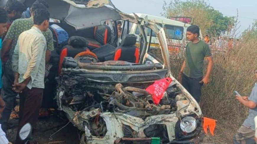 महाराष्ट्र... सोलापुर में कार और ट्रक की टक्कर... पांच लोगों की मौत