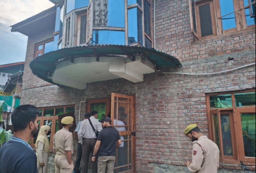 कश्मीर के पुलवामा, शोपियां और कुलगाम जिलों में दस स्थानों पर छापेमारी की।