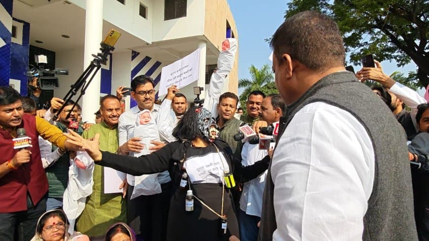 विधानसभा... कफ सिरप से मौत... बच्चों के पुतले लेकर पहुंचे विधायक
