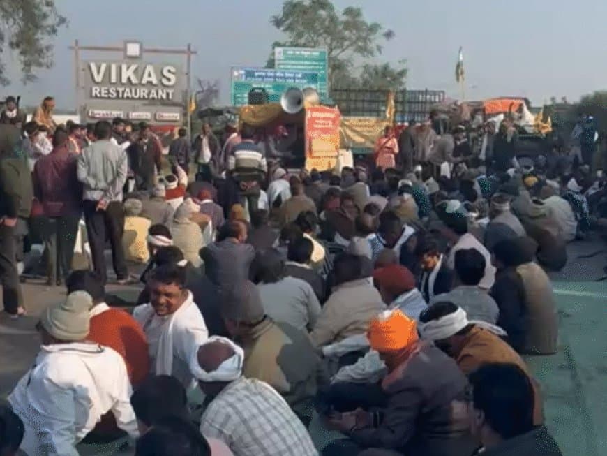 नेशनल हाईवे 52 के किनारे चार जिलों के किसान धरने पर बैठे हैं।