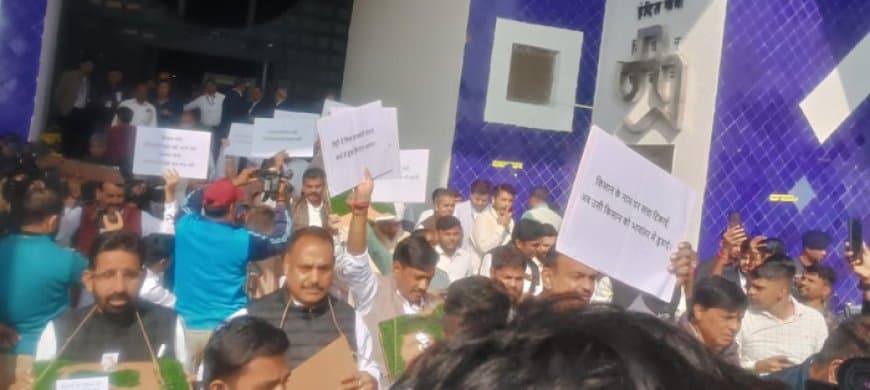 कांग्रेस विधायक खेतों में फसलों की स्थिति को दर्शाती तख्तियां लेकर सदन पहुंचे।