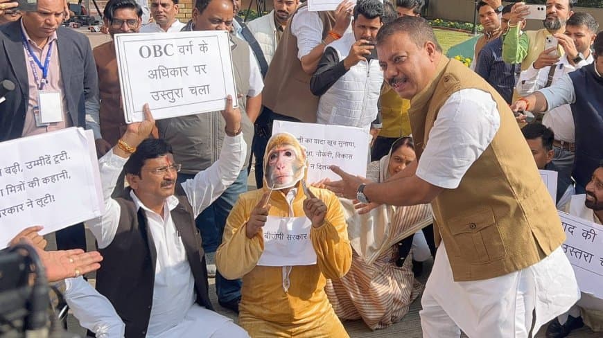 किसानों को आर्थिक सहायता की मांग को लेकर प्रदर्शन करते कांग्रेस विधायक.