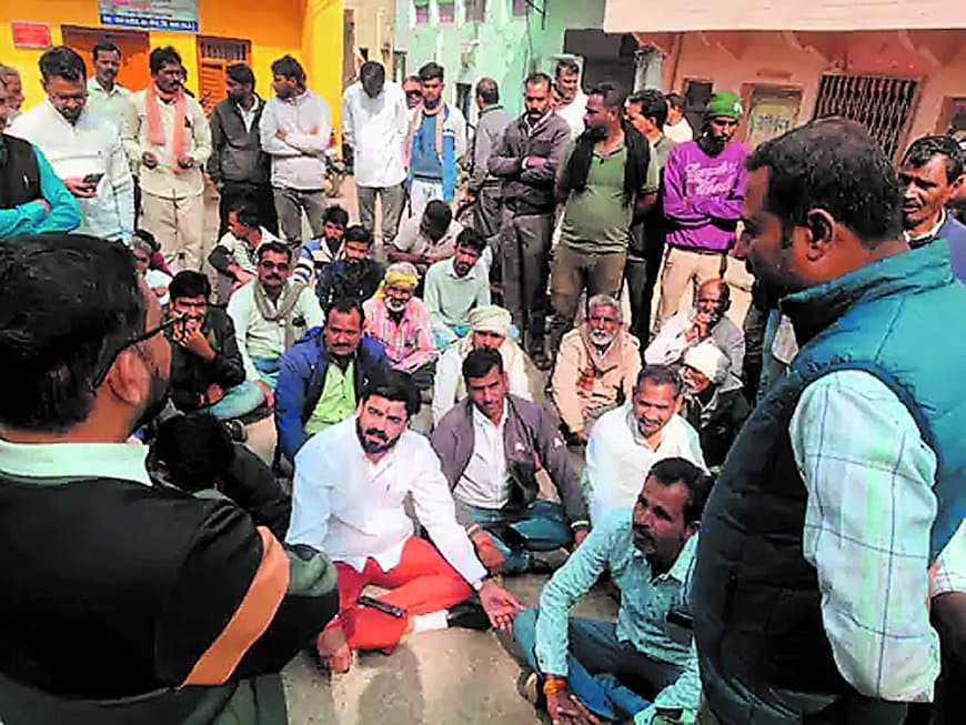 बीना में किसानों का बिजली कार्यालय पर धरना