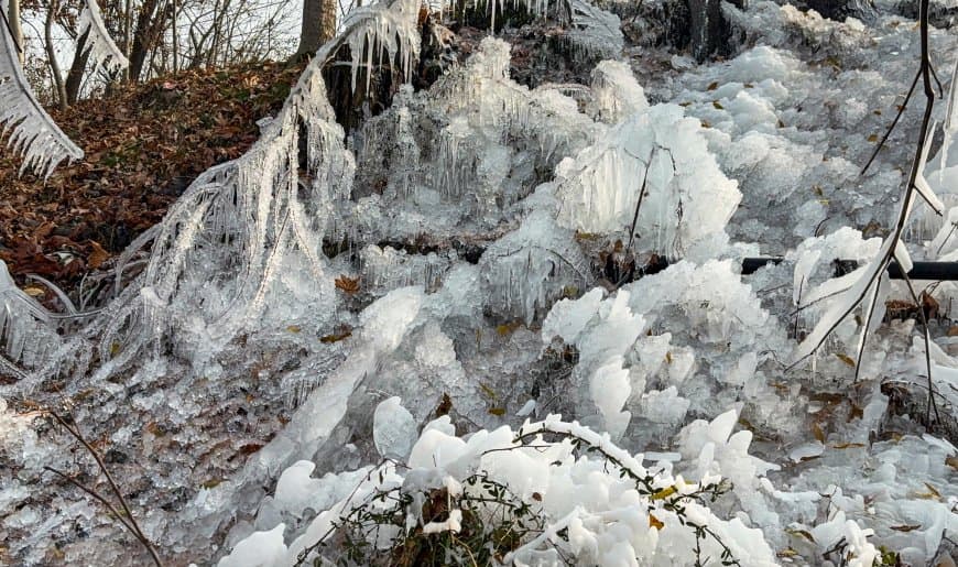 पहाड़ों पर बर्फबारी... मध्यप्रदेश में बढ़ी गलन