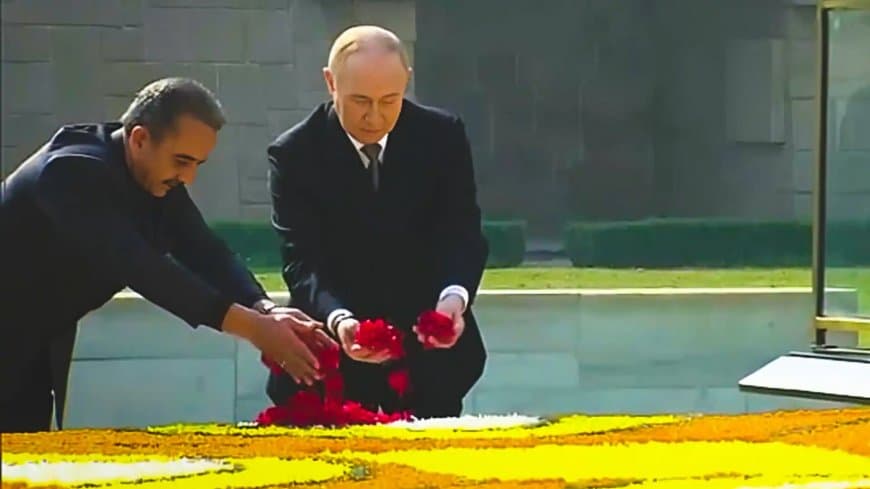 पुतिन ने राजघाट पर बापू को दी श्रद्धांजलि...गेस्ट बुक पर किए दस्तखत