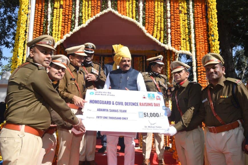मुख्यमंत्री डॉ. मोहन यादव ने होमगार्ड के 63 वें स्थापना दिवस पर इंदौर की रेस्क्यू टीम को मुख्यमंत्री अदम्य साहसिक पुरस्कार प्रदान किया।