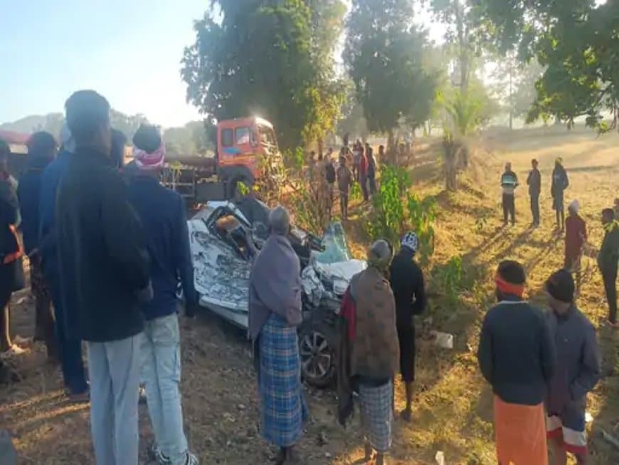 हादसा इतना भीषण था कि कार का आगे का हिस्सा बुरी तरह चकनाचूर हो गया।