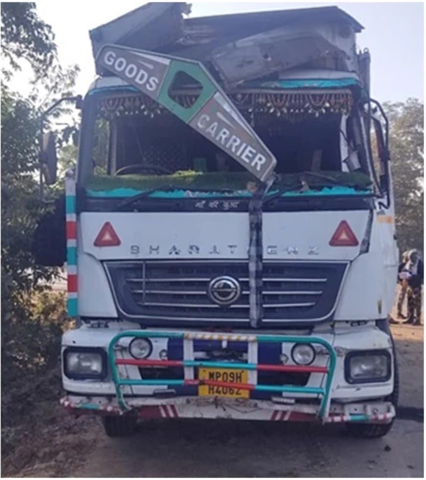 मंडला... पिकअप को मारी टक्कर... पलटा ट्रक... तीन की मौत  