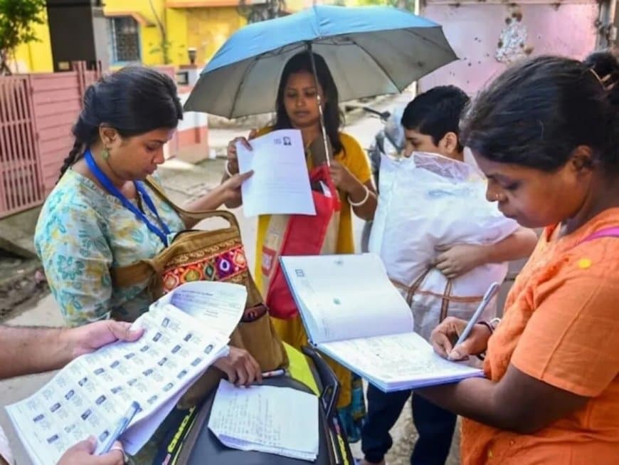 मुख्य निर्वाचन पदाधिकारी कार्यालय सभी जिलों में एसआईआर प्रक्रिया तेजी से करवा रहा है।