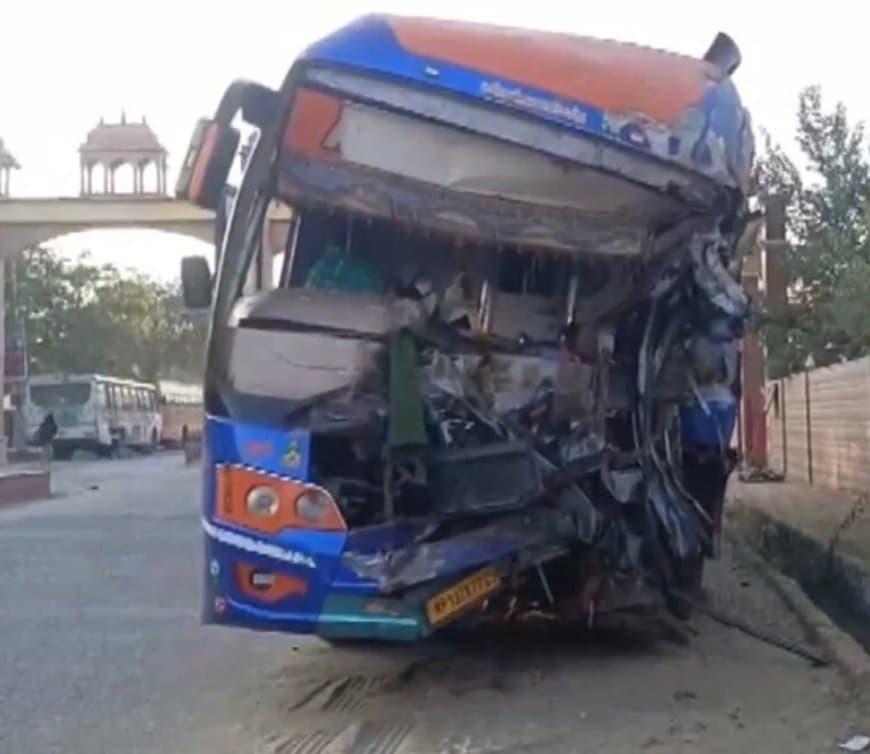 राजस्थान में 50 यात्रियों से भरी एक बस हादसे का शिकार हो गई।